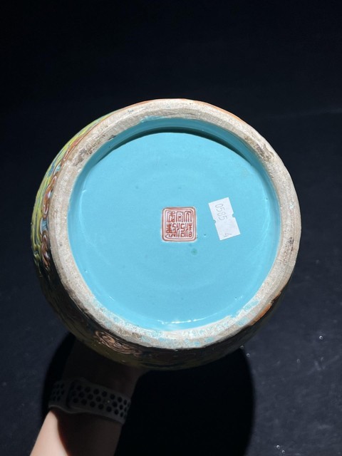 古玩陶瓷清晚期 粉彩龍紋瓶真品鑒賞圖