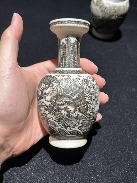 古玩陶瓷清晚期 反瓷魚化龍紋瓶真品鑒賞圖