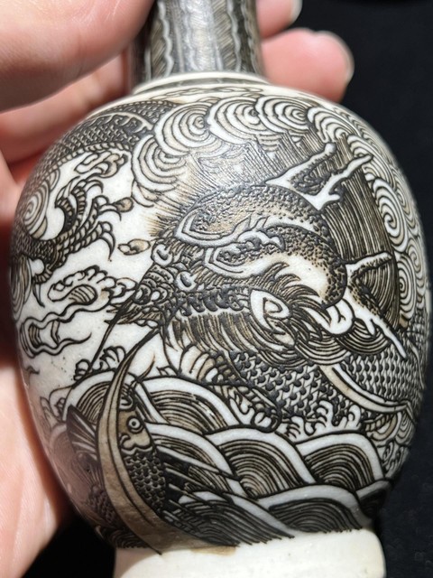 古玩陶瓷清晚期 反瓷魚化龍紋瓶真品鑒賞圖