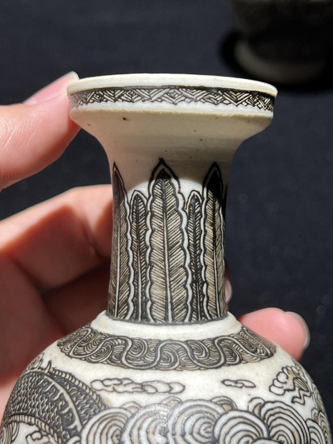 古玩陶瓷清晚期 反瓷魚化龍紋瓶真品鑒賞圖