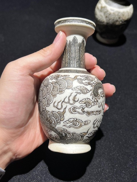 古玩陶瓷清晚期 反瓷魚化龍紋瓶真品鑒賞圖