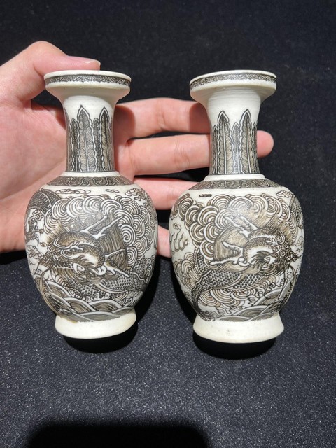 古玩陶瓷清晚期 反瓷魚化龍紋瓶真品鑒賞圖