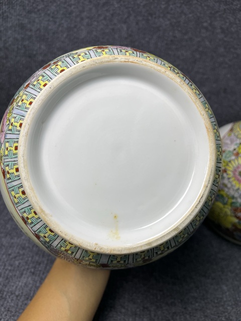 古玩陶瓷粉彩開窗人物故事紋賞瓶一對(duì)拍賣，當(dāng)前價(jià)格1588元