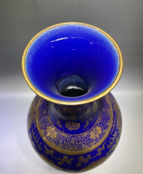 古玩陶瓷藍釉描金龍紋賞瓶真品鑒賞圖