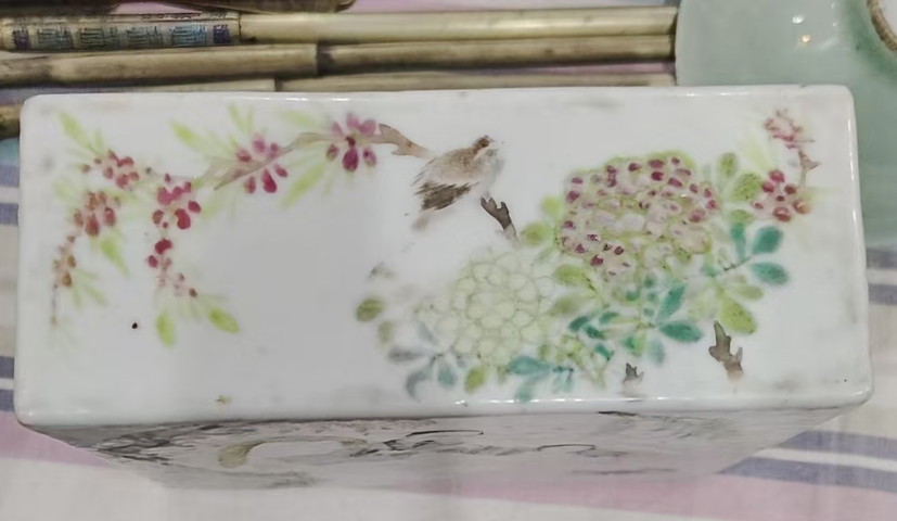 古玩陶瓷清光緒?仙槎風(fēng)格仕女花鳥(niǎo)紋書(shū)擋拍賣(mài)，當(dāng)前價(jià)格1600元