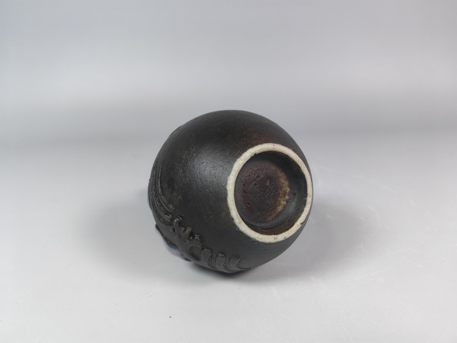 古玩陶瓷清中晚古銅釉堆塑花卉紋天球瓶真品鑒賞圖