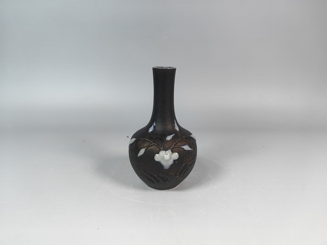 古玩陶瓷清中晚古銅釉堆塑花卉紋天球瓶真品鑒賞圖