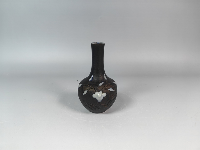 古玩陶瓷清中晚古銅釉堆塑花卉紋天球瓶真品鑒賞圖