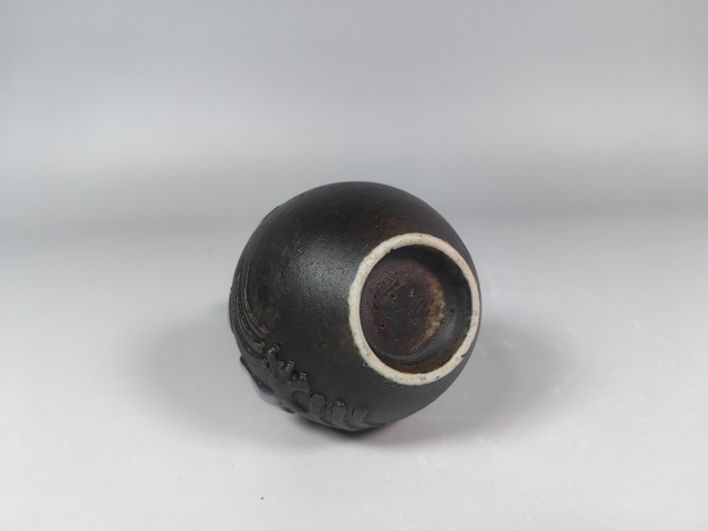 古玩陶瓷清中晚古銅釉堆塑花卉紋天球瓶真品鑒賞圖