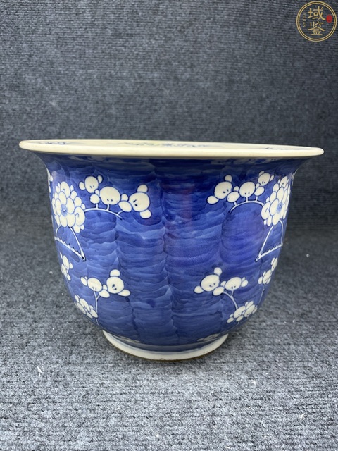 古玩陶瓷青花留白冰梅紋花盆真品鑒賞圖