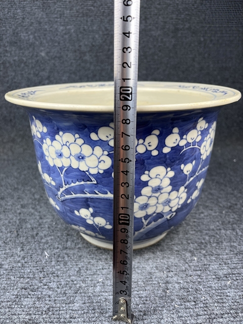 古玩陶瓷青花留白冰梅紋花盆真品鑒賞圖