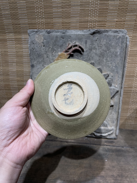 古玩陶瓷【館藏級精品】宋代越窯 青瓷劃花盤【頂級釉水】【收藏價值比較高】拍賣，當前價格0元