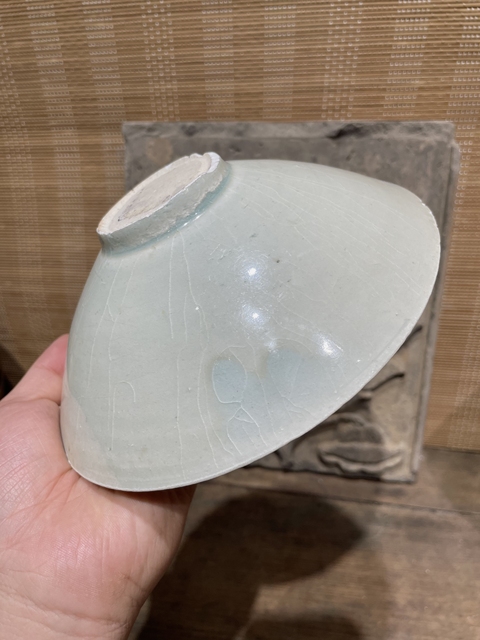 古玩陶瓷湖田窯青白釉刻云花紋斗笠碗真品鑒賞圖