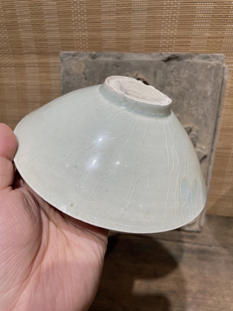 古玩陶瓷湖田窯青白釉刻云花紋斗笠碗真品鑒賞圖