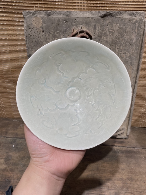 古玩陶瓷湖田窯青白釉刻云花紋斗笠碗真品鑒賞圖