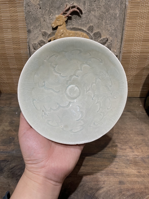古玩陶瓷湖田窯青白釉刻云花紋斗笠碗真品鑒賞圖