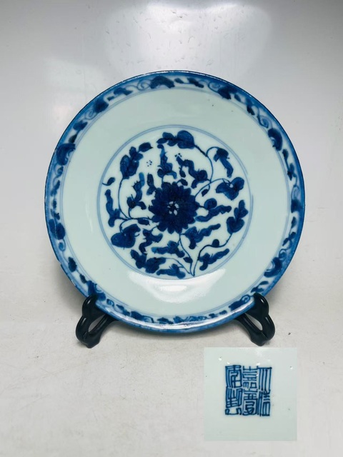 古玩陶瓷青花纏枝花紋盤真品鑒賞圖