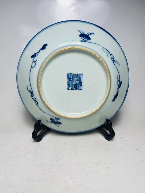 古玩陶瓷青花纏枝花紋盤真品鑒賞圖