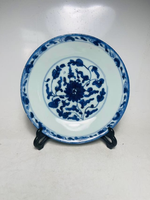 古玩陶瓷青花纏枝花紋盤真品鑒賞圖