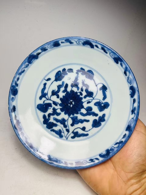古玩陶瓷青花纏枝花紋盤真品鑒賞圖