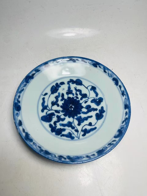 古玩陶瓷青花纏枝花紋盤真品鑒賞圖