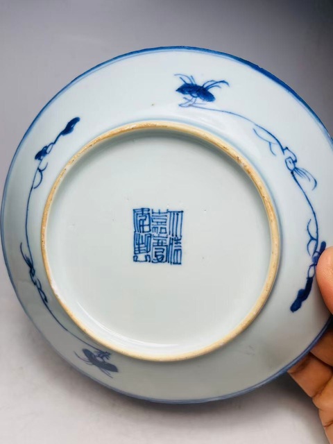 古玩陶瓷青花纏枝花紋盤真品鑒賞圖