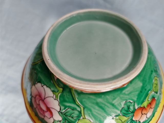 古玩陶瓷花卉紋粉彩碗真品鑒賞圖