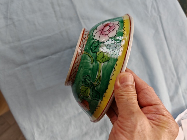 古玩陶瓷花卉紋粉彩碗真品鑒賞圖