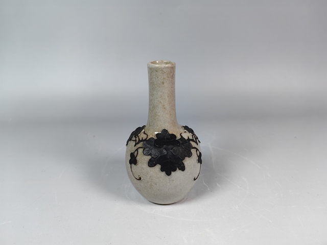 古玩陶瓷晚清哥釉鐵骨泥貼塑花卉紋天球瓶真品鑒賞圖