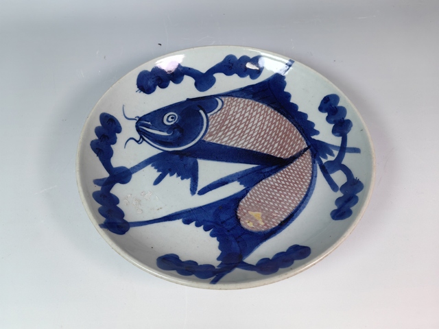 古玩陶瓷清中青花釉里紅魚盤真品鑒賞圖
