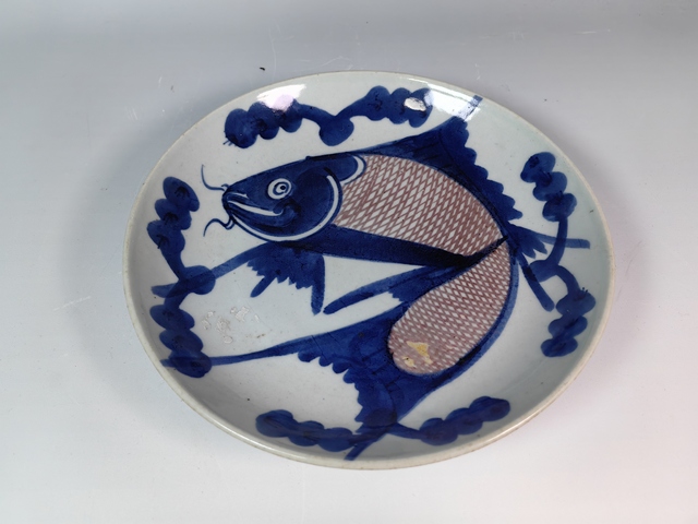 古玩陶瓷清中青花釉里紅魚盤真品鑒賞圖