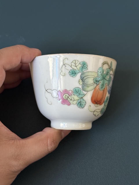 古玩陶瓷瓜蝶連綿粉彩杯真品鑒賞圖