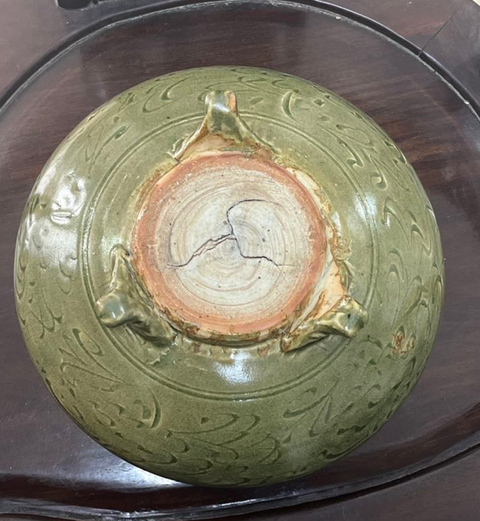 古玩陶瓷明代龍泉窯三足香爐真品鑒賞圖