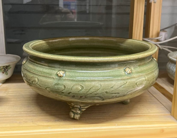 古玩陶瓷明代龍泉窯三足香爐真品鑒賞圖