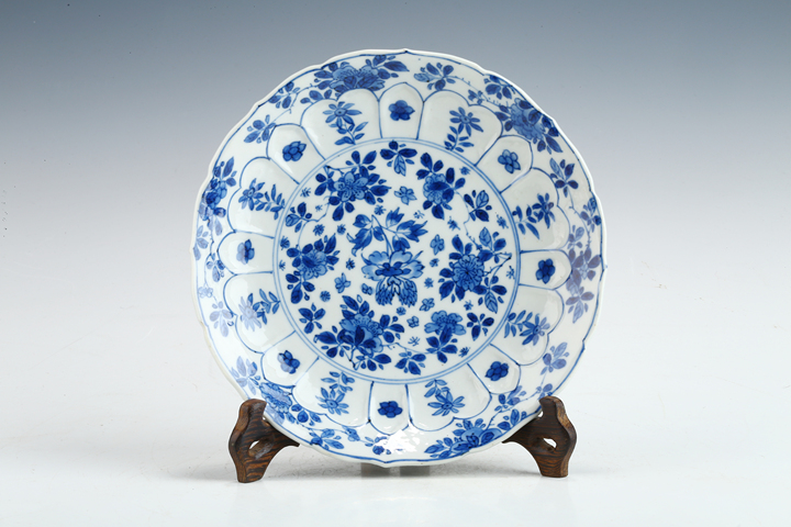 古玩陶瓷康熙·青花花卉紋花口盤真品鑒賞圖