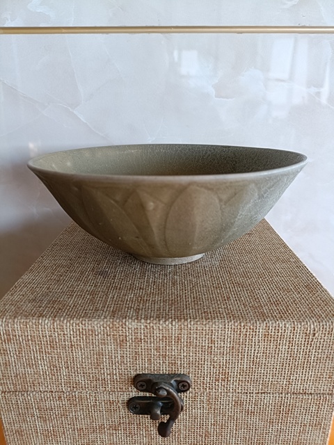 古玩陶瓷龍泉青瓷刻仰蓮紋碗真品鑒賞圖