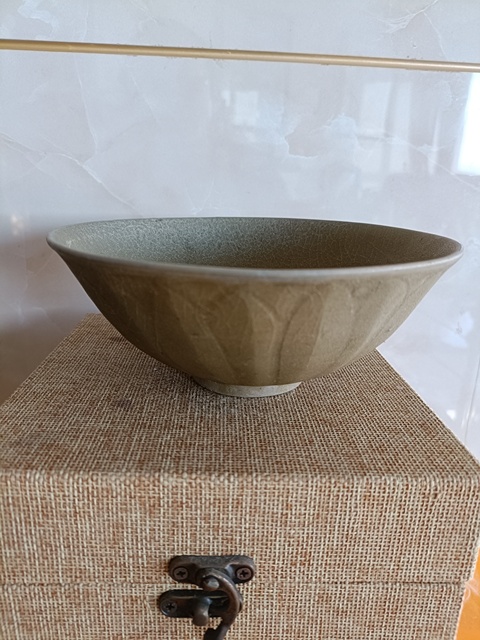 古玩陶瓷龍泉青瓷刻仰蓮紋碗真品鑒賞圖