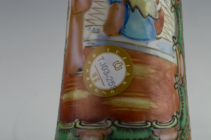 古玩陶瓷清晚·廣彩開窗人物花鳥紋燭臺
真品鑒賞圖