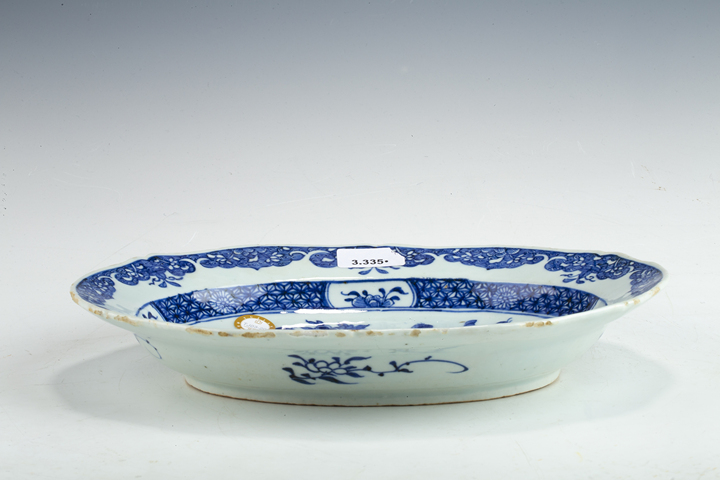 古玩陶瓷清乾隆·青花博古花卉紋折沿盤真品鑒賞圖