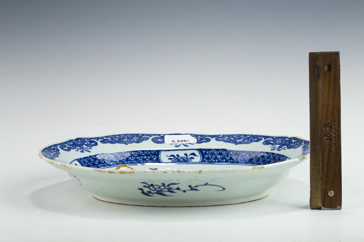 古玩陶瓷清乾隆·青花博古花卉紋折沿盤真品鑒賞圖