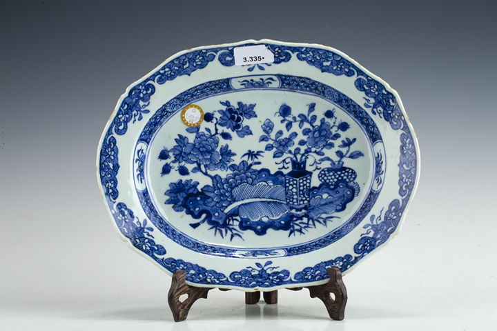 古玩陶瓷清乾隆·青花博古花卉紋折沿盤真品鑒賞圖