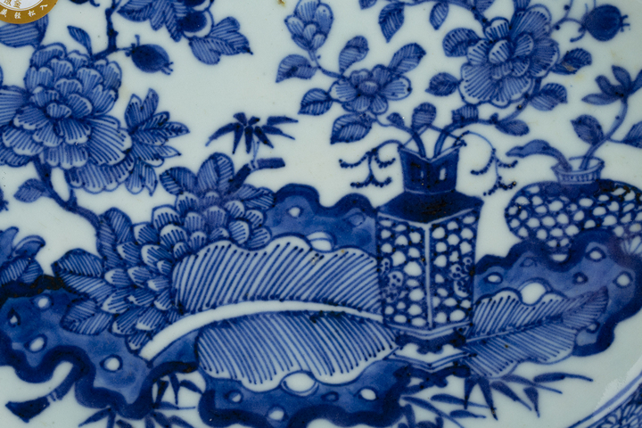 古玩陶瓷清乾隆·青花博古花卉紋折沿盤真品鑒賞圖