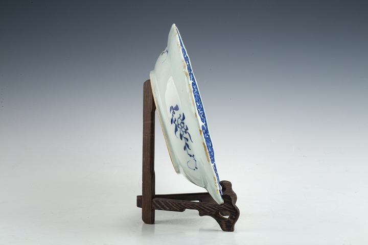 古玩陶瓷清乾隆·青花博古花卉紋折沿盤真品鑒賞圖