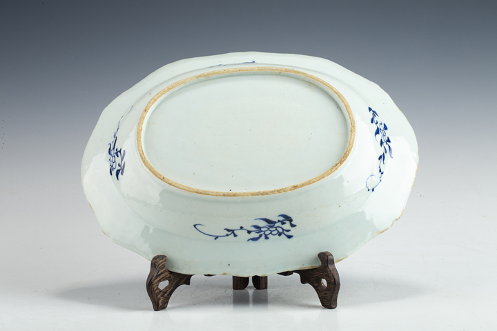 古玩陶瓷清乾隆·青花博古花卉紋折沿盤真品鑒賞圖