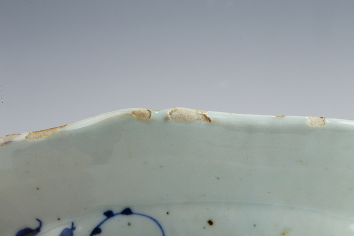 古玩陶瓷清乾隆·青花博古花卉紋折沿盤真品鑒賞圖