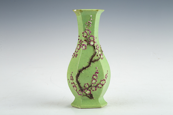 古玩陶瓷清晚·綠地粉彩堆塑梅花紋六方瓶
真品鑒賞圖