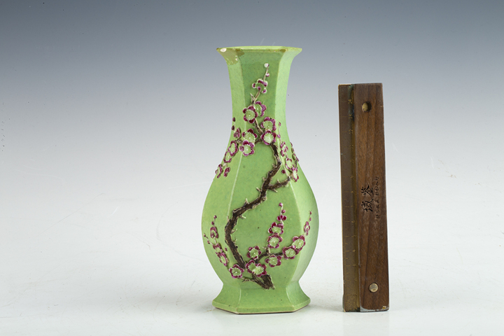 古玩陶瓷清晚·綠地粉彩堆塑梅花紋六方瓶
真品鑒賞圖