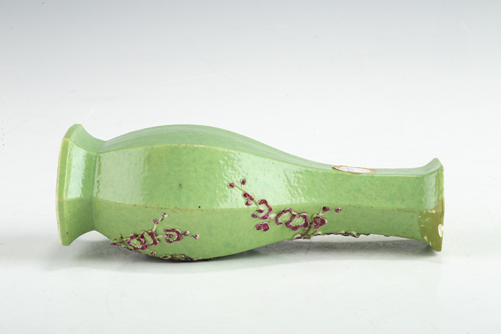 古玩陶瓷清晚·綠地粉彩堆塑梅花紋六方瓶
真品鑒賞圖