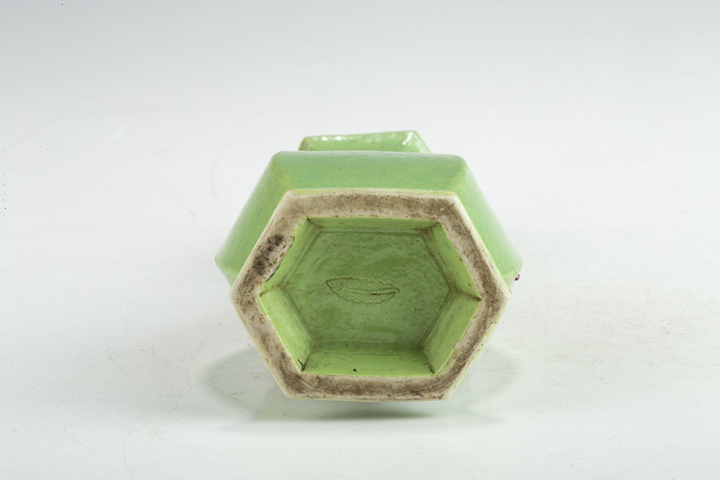 古玩陶瓷清晚·綠地粉彩堆塑梅花紋六方瓶
真品鑒賞圖