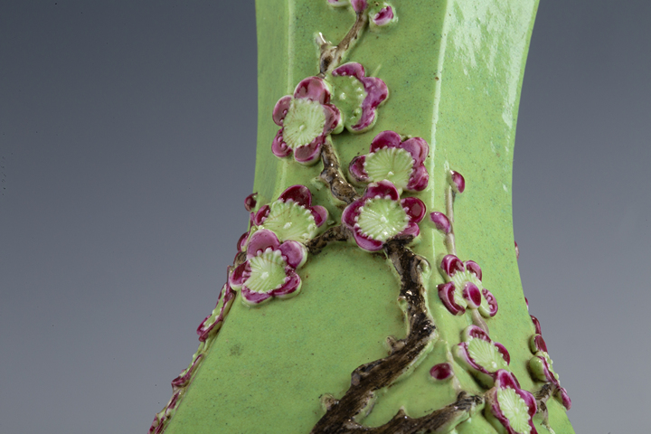 古玩陶瓷清晚·綠地粉彩堆塑梅花紋六方瓶
真品鑒賞圖